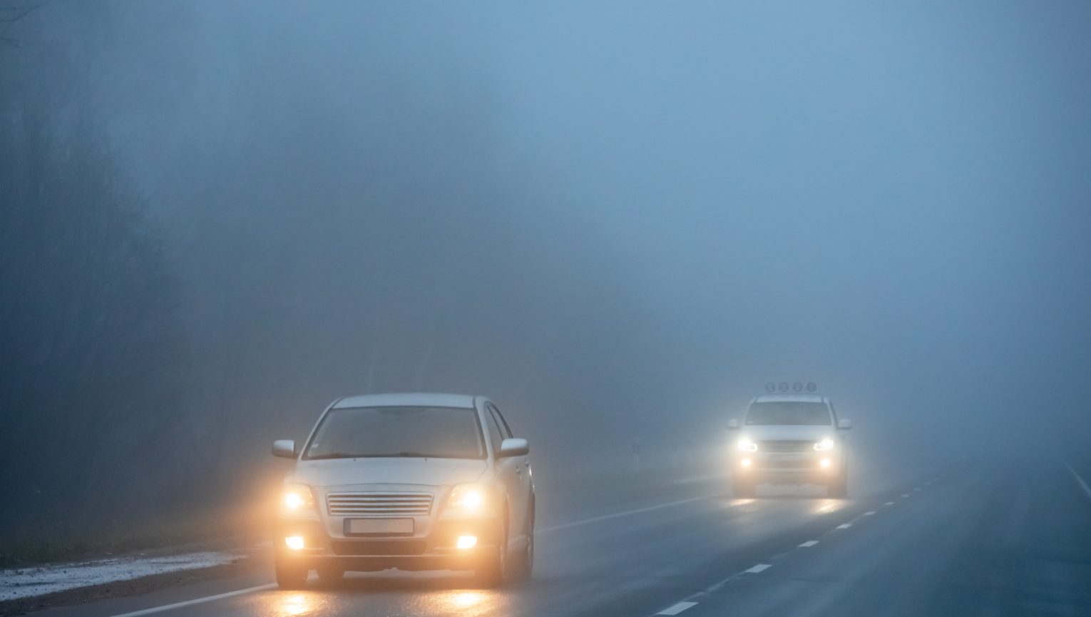 Światła do jazdy dziennej podczas deszczu czy mgły – jakich jeszcze błędów unikać?