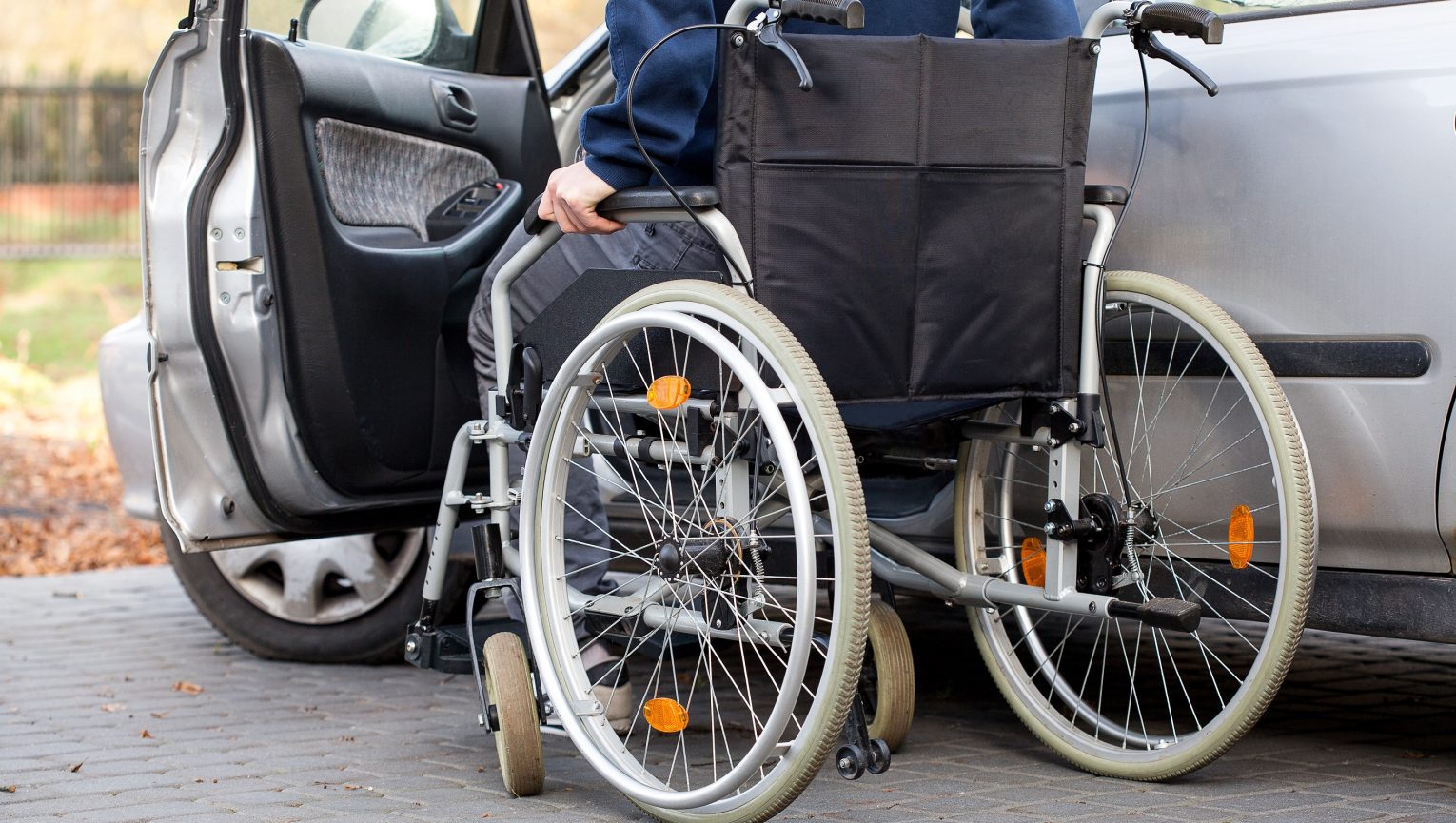 Na specjalnych prawach – osoby z niepełnosprawnością na drodze