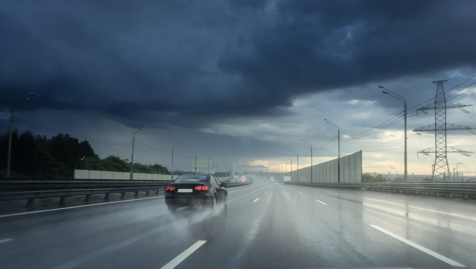 Jak sobie poradzić podczas burzy na drodze?