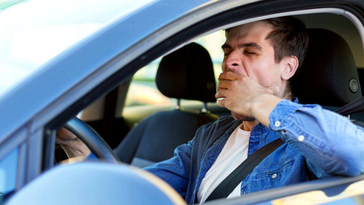 Jak sobie radzić z wiosennym zmęczeniem za kierownicą?