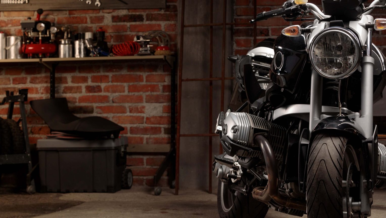 Sezonowe pożegnanie z motocyklem. Jak przygotować go na zimowanie?